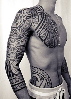  Tatouage maori, polynésien sur la poitrine, la bras et la hanche d'un homme